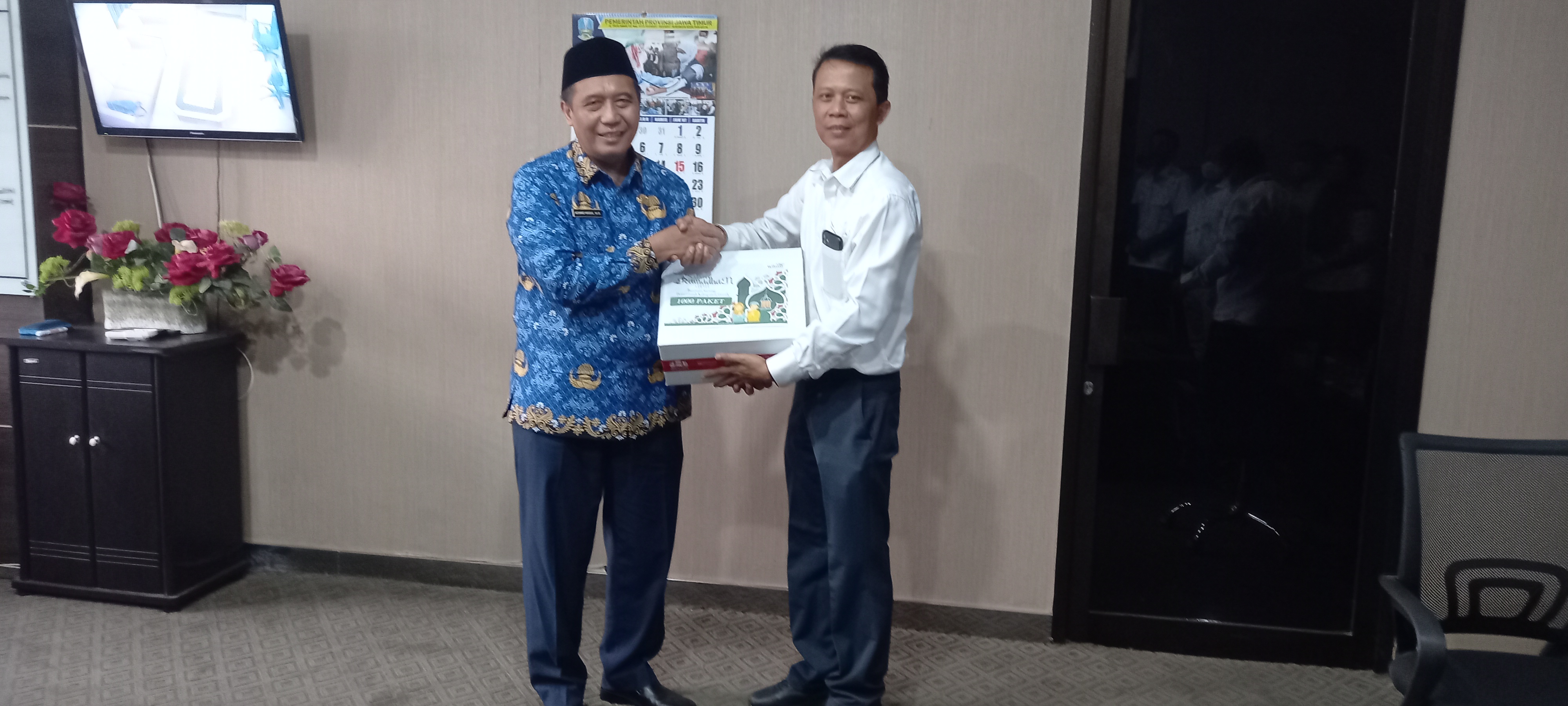 Wilmar dan Industri Gresik Serahkan 9.000 Sarung Tenun Ke Pemkab