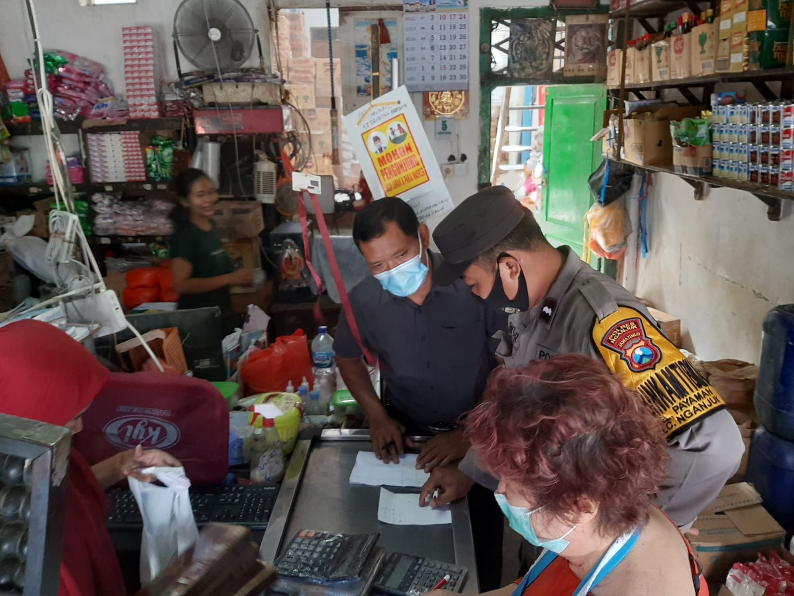 Cegah Penimbunan, Polsek Kota Nganjuk Sidak Toko Sembako