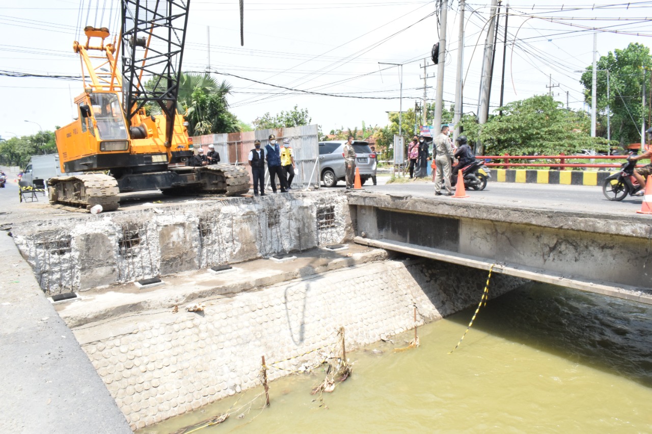 Jalan Nasional Lamongan Ditutup, Ada Pemasangan Girder Jembatan Balun