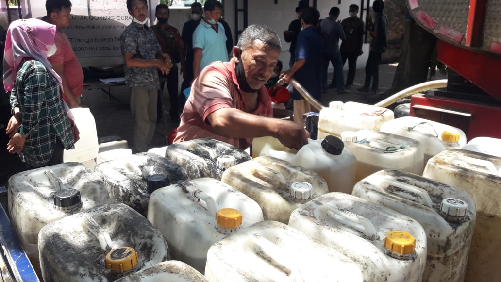 Sejak Subuh Pedagang di Tulungagung Berebut Minyak Curah Bersubsidi