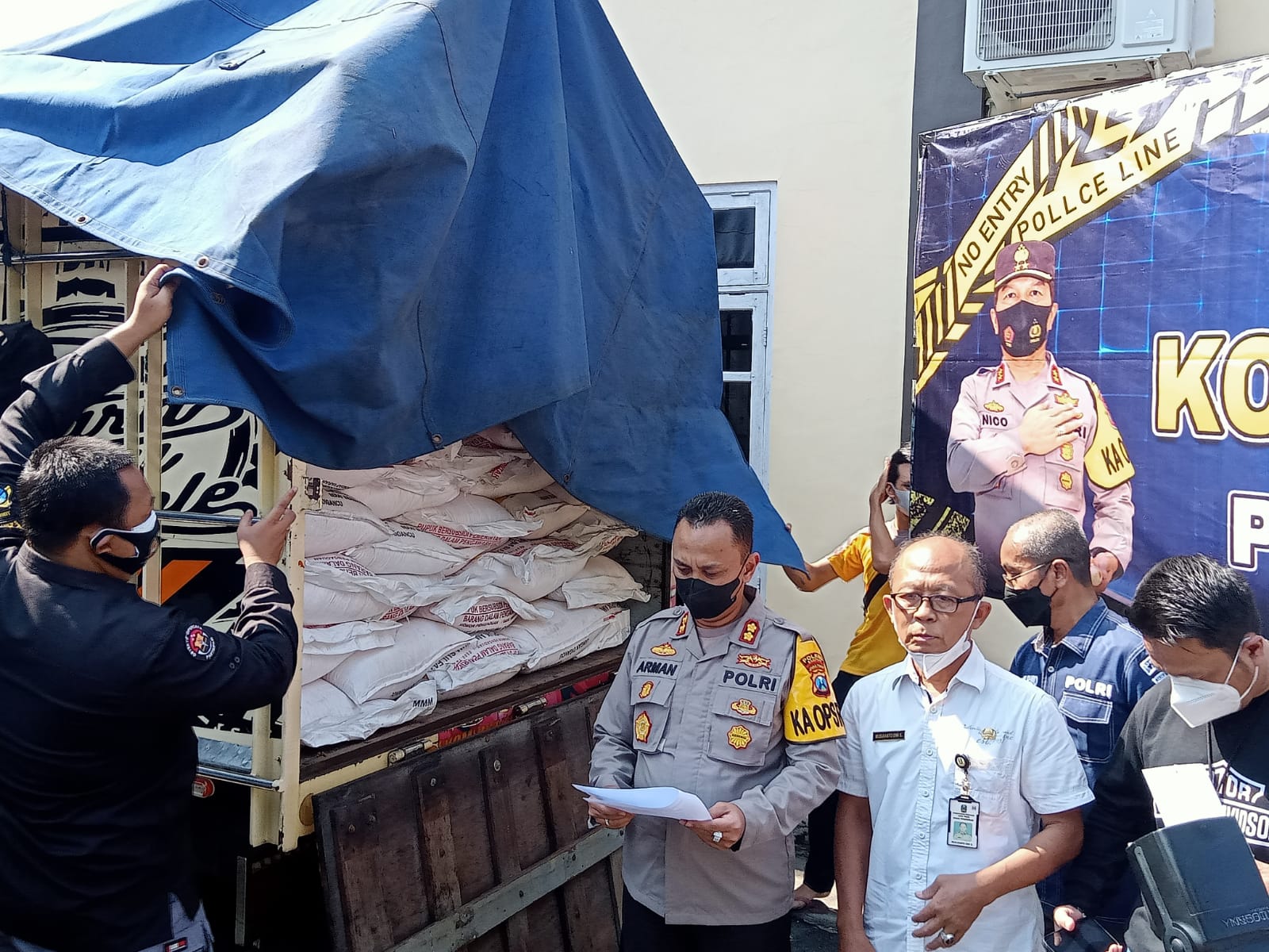 Polres Sampang Gagalkan Penyelundupan 17 Ton Pupuk Subsidi NPK Phonska
