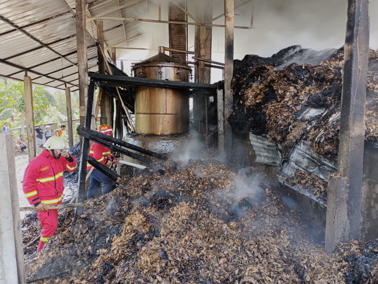 Pabrik Penyulingan Daun Cengkeh di Tulungagung Terbakar