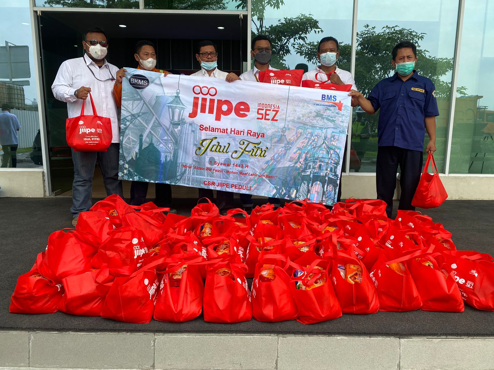JIIPE Salurkan Paket Sembako Untuk Warga di 8 Desa Sekitar Kawasan