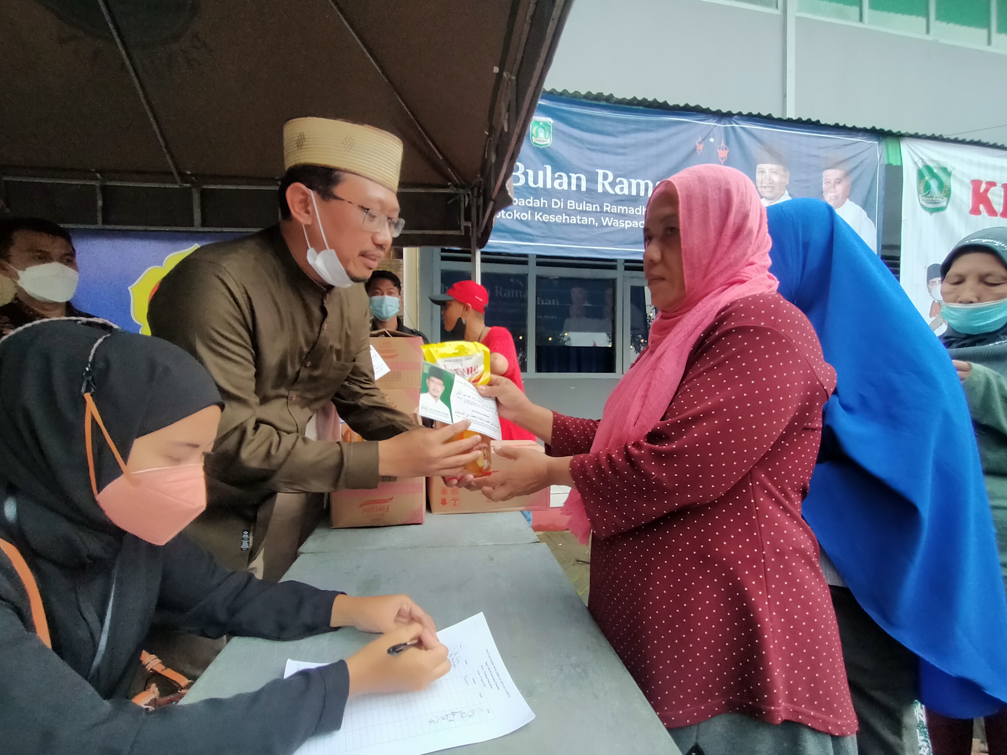 Bagikan Migor, Ketua Dewan Dicurhati Pedagang