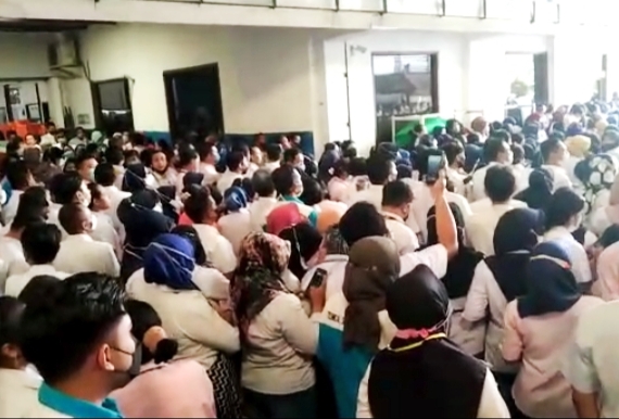 THR 2021 Dibayar Separuh dan Upah Nyantol Lima Bulan, Buruh PT KBS Meradang