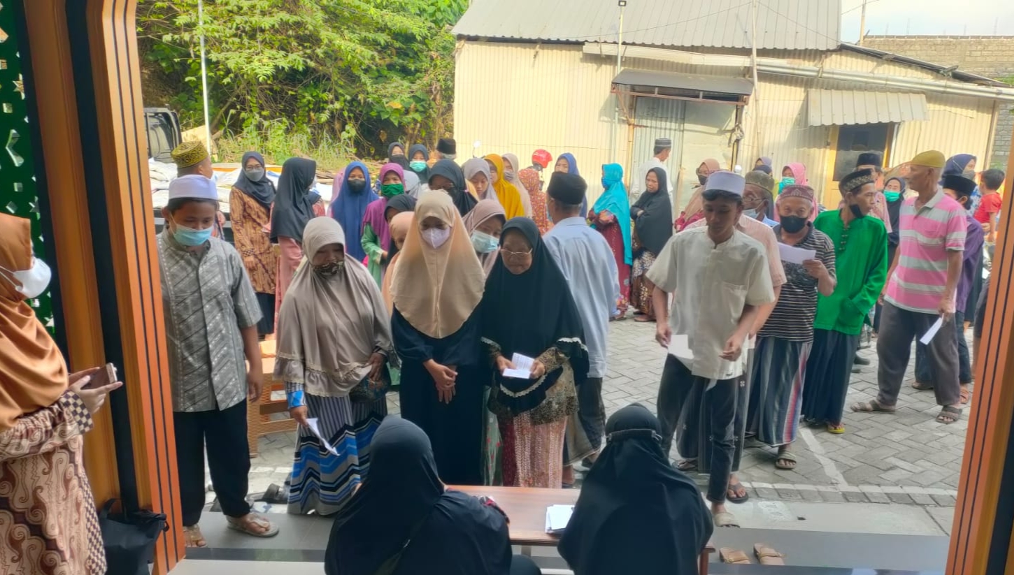 Sambil Buka Bersama, Yayasan PPD Desa Klangonan Santuni Ratusan Anak Yatim dan Dhuafa