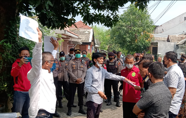 Sempat Tertunda Gegara Salah Alamat, Eksekusi Rumah di Sidoarjo Diwarnai Protes