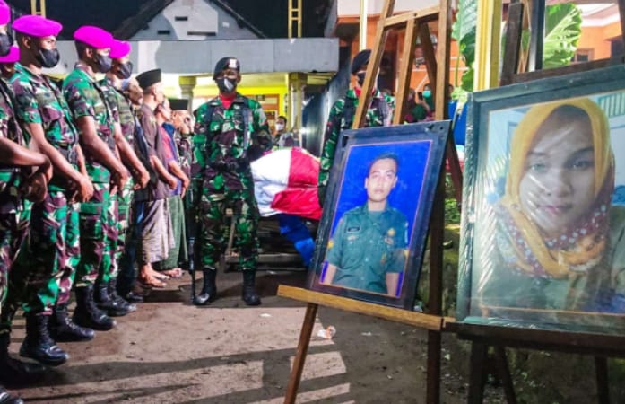 Pasutri Sertu Eka dan Bidan Sri,  Korban Serangan KKB di Papua Dimakamkan di Sukodono Sidoarjo