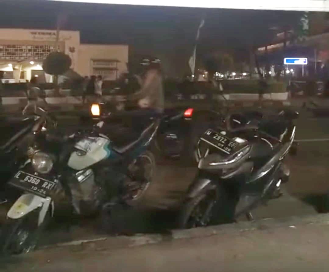 Foto tangkapan layar memperlihatkan sekelompok pemuda bentrok dengan kelompok lainnya di depan Wisma Semen Gresik, Jalan Veteran Gresik