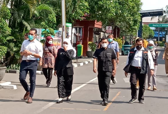 Gubernur Khofifah Minta Pembayaran THR Buruh Tepat Waktu