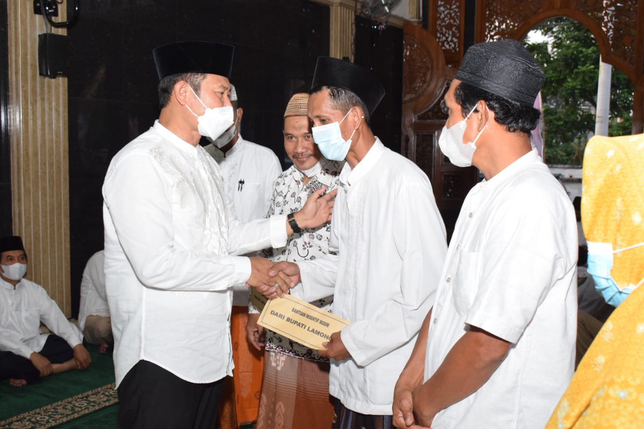 Guru Ngaji Hingga Takmir Masjid di Lamongan Terima Insentif