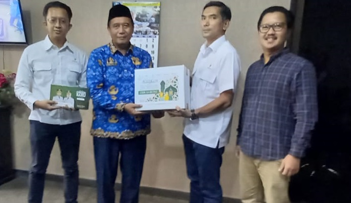 SKK Migas Jabanusa Bersama KKKS Salurkan Bantuan 1.228 Sarung ke Pemkab Gresik