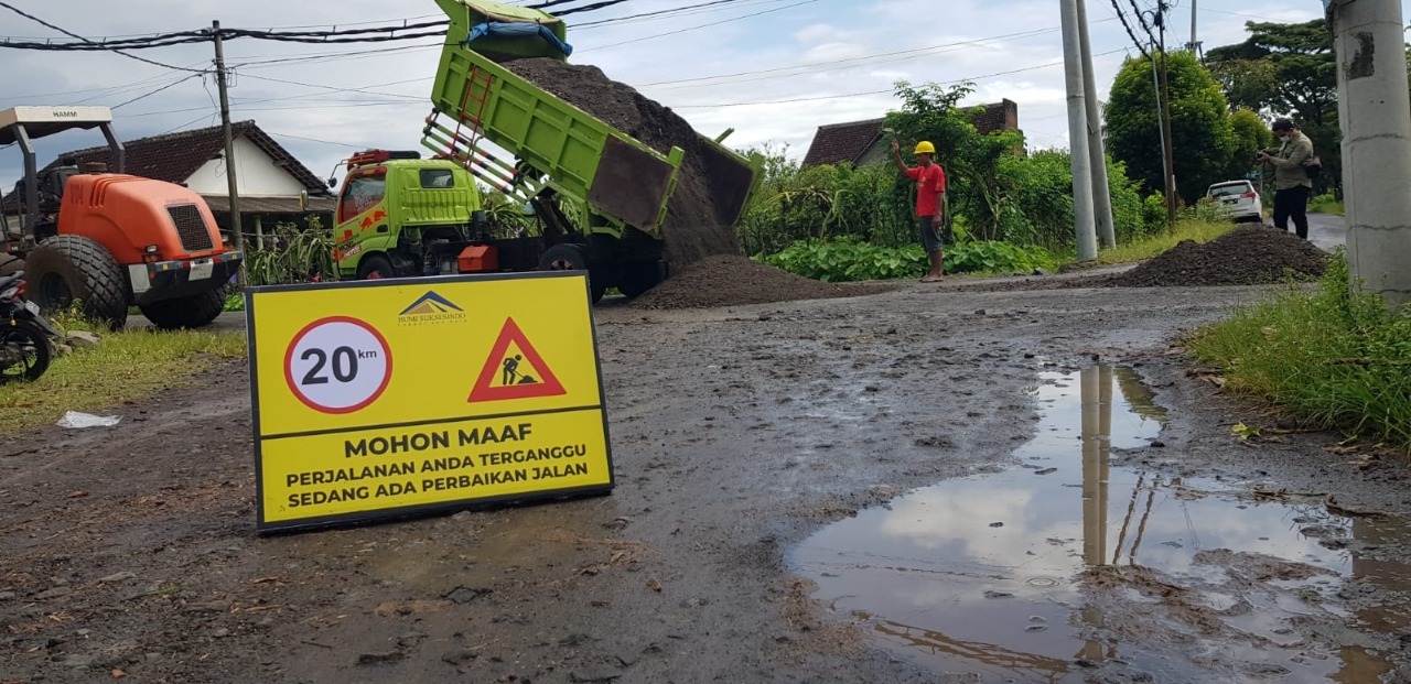 Operator Tambang Emas PT Bumi Suksesindo Perbaiki Jalan Ringinagung Banyuwangi
