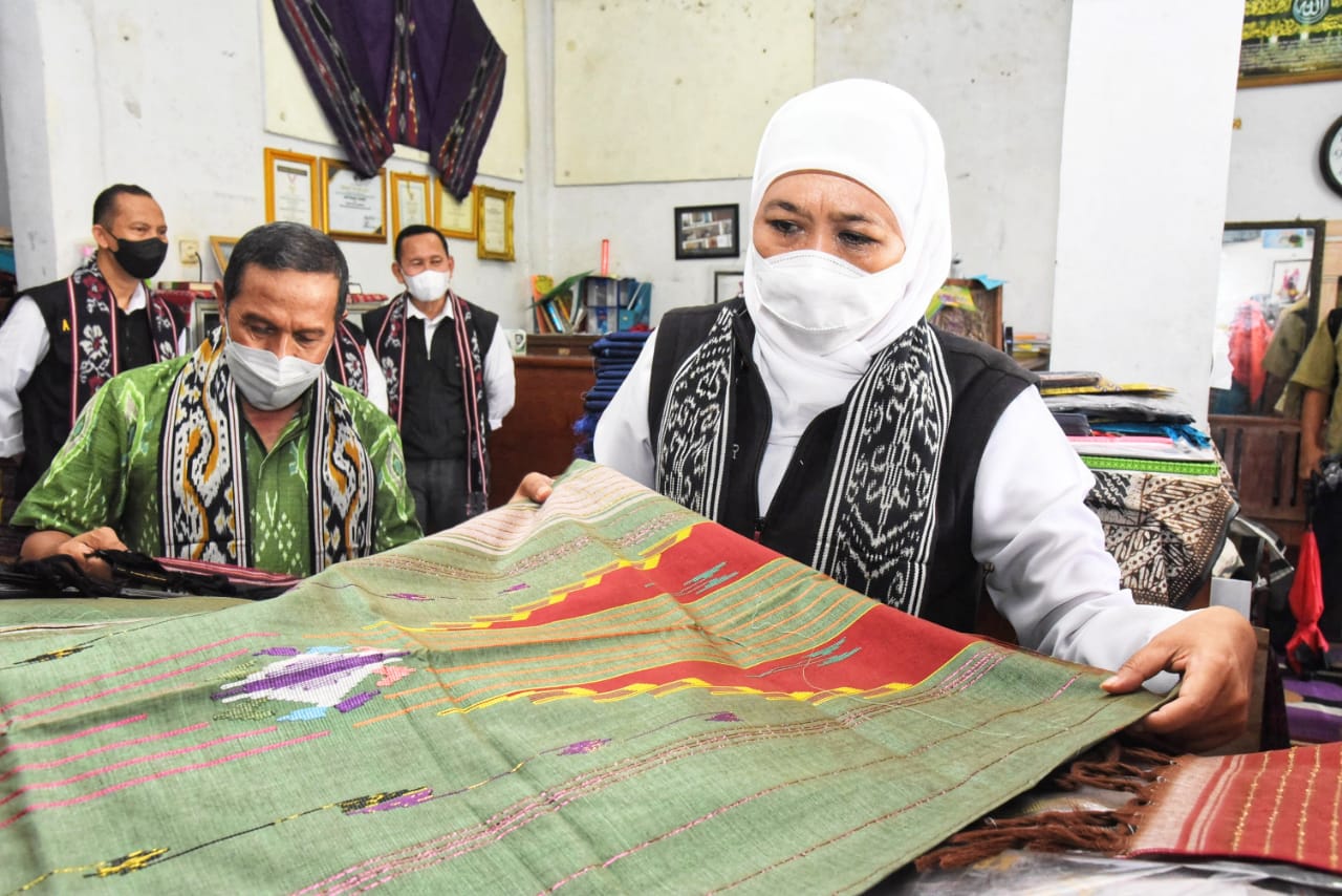 Khofifah Minta Warga Jatim Belanja dan Pakai Produk Dalam Negeri