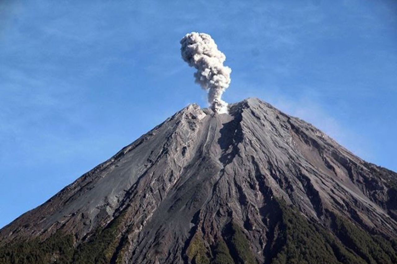 H-1 Lebaran, Gunung Semeru Kembali Muntahkan  Awan Panas Guguran