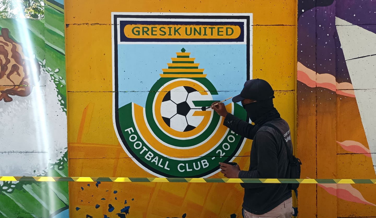 Komunitas Mural GU Lukis Logo Klub di Tembok Dekat Gejos