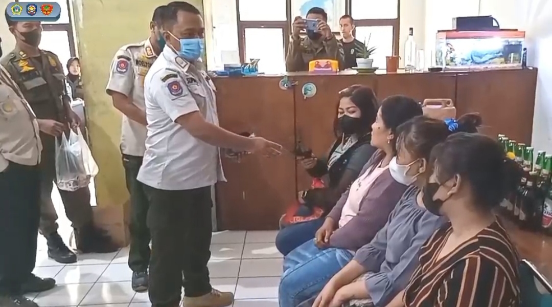 Satpol PP Gresik Amankan 4 Wanita Pramusaji dan Belasan Botol Miras
