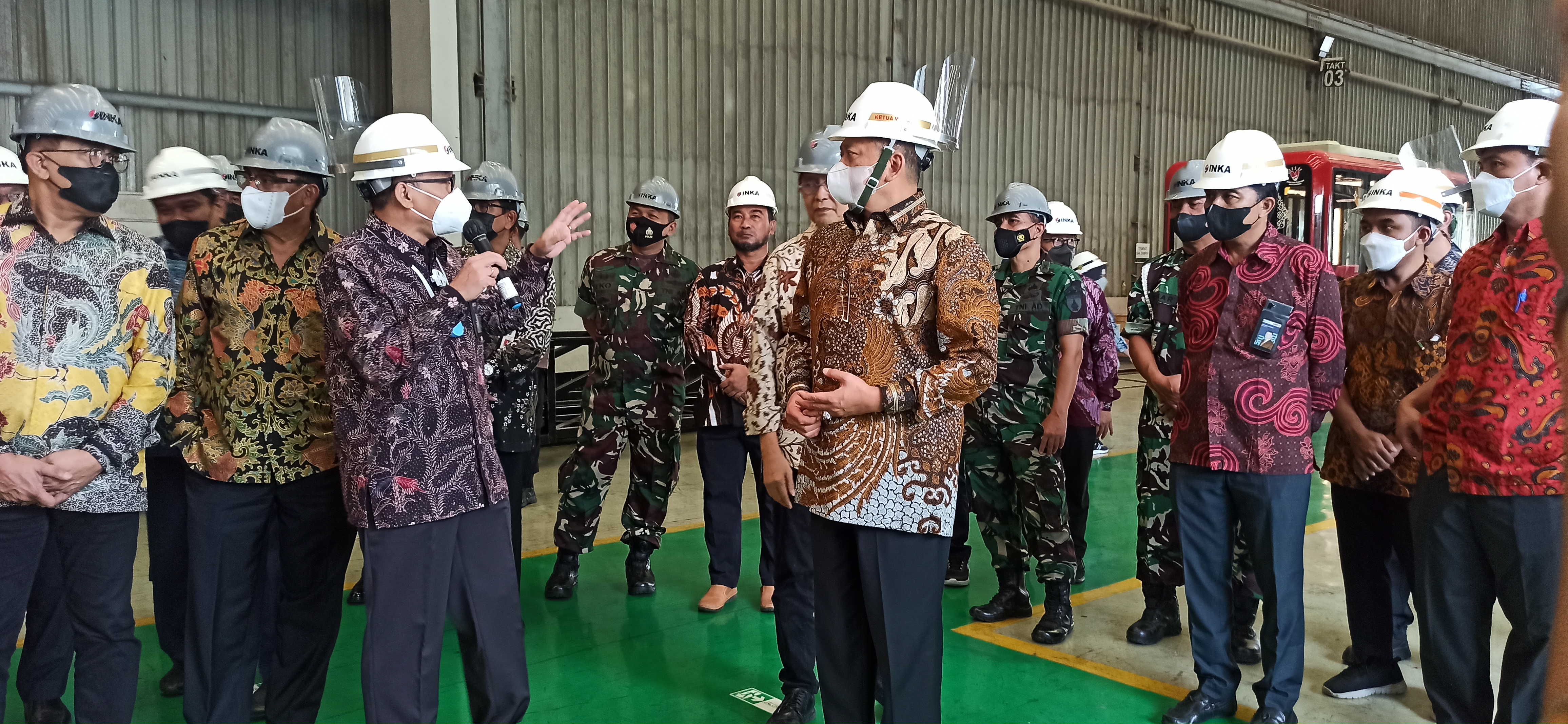 Ketua MPR RI Coba Kecanggihan Tram Baterai Buatan PT INKA
