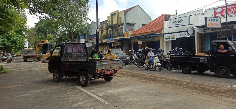Pengalihan Arus di Jalan Urip Sumoharjo Ponorogo, Pengendara Silakan Ambil Jalur Alternatif