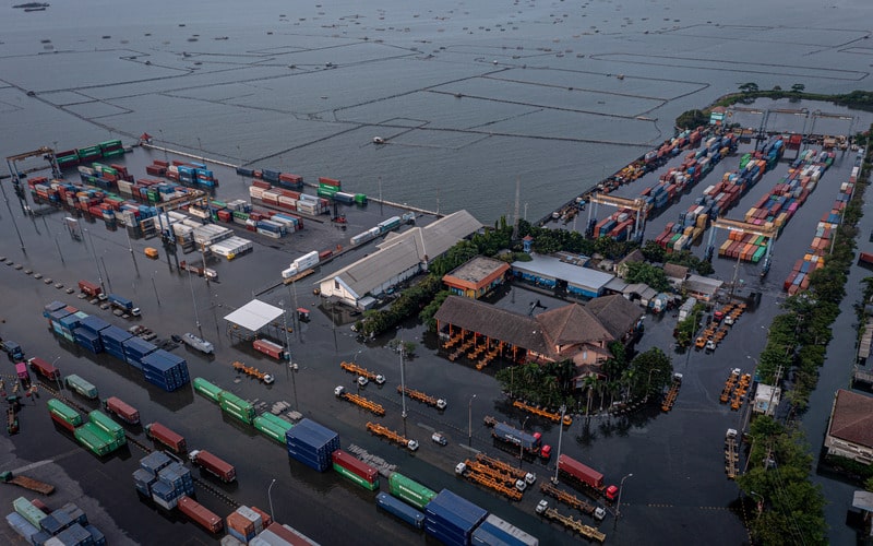 Usai Terhenti Banjir Rob, Kegiatan Bongkar Muat TPK Semarang Kembali Beroperasi