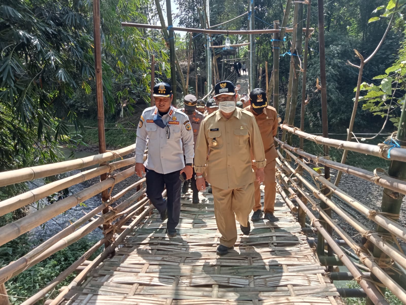Warga Tulungagung Patungan Bangun Jembatan Darurat dari Bambu