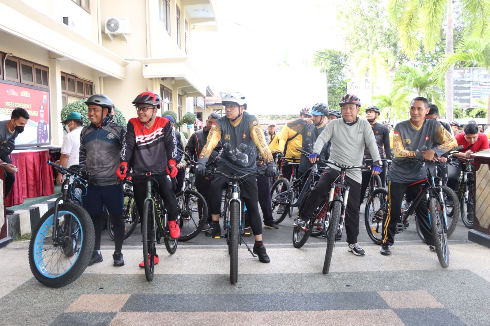 1.475 Penggowes Banyuwangi Ikuti Fun Bike  HUT Bhayangkara Ke-76 Polresta Banyuwangi