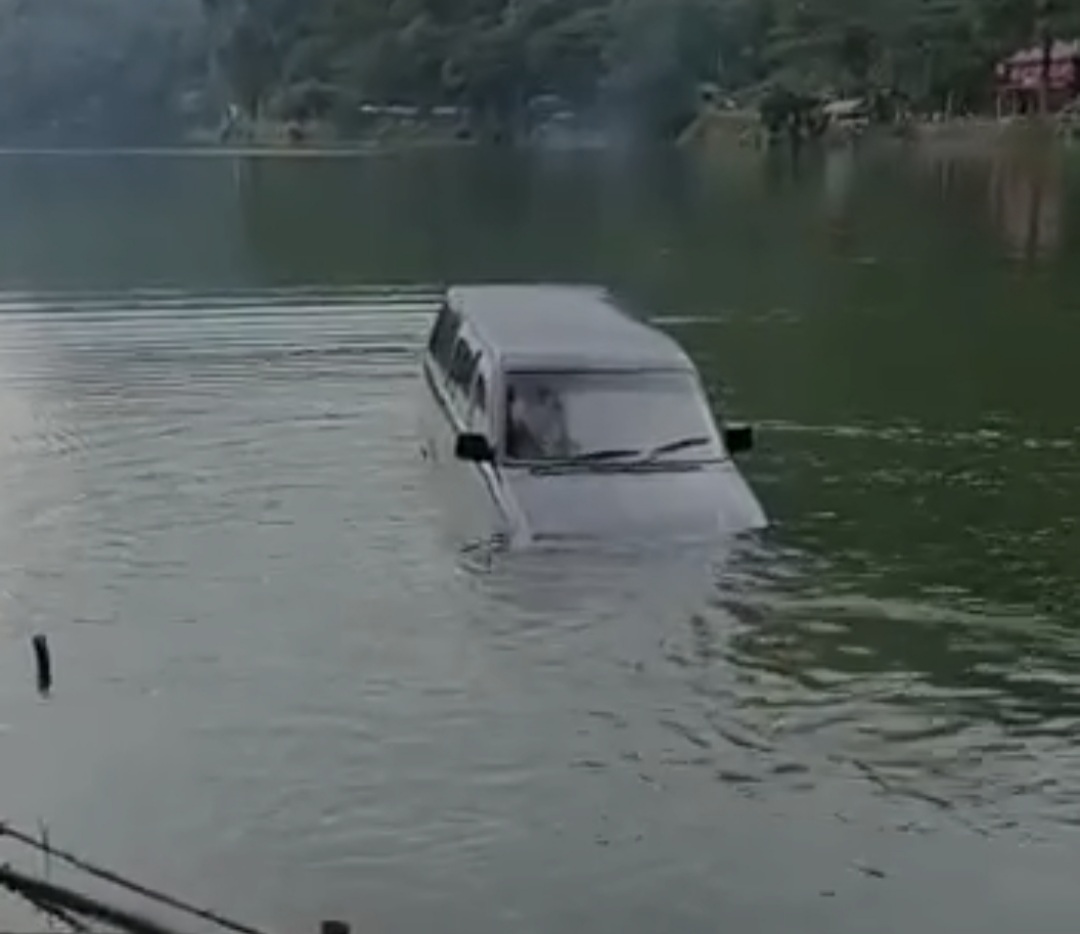 Kijang LGX Diparkir Mundur Sendiri Hingga Nyebur Telaga Ngebel