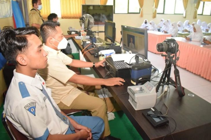 Dispendukcapil Lamongan Jemput Bola Layani EKTP Pelajar di Sekolah