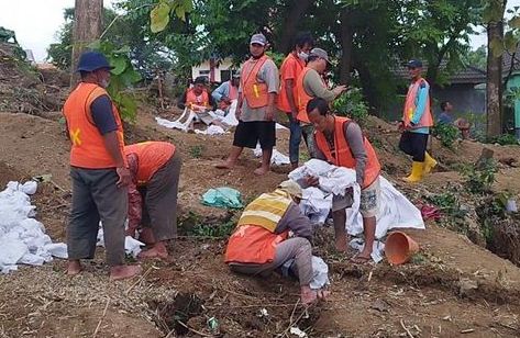 Bongkar Makam Korban Covid Perluasan Tol KLBM, Jasadnya Ada Yang Masih Utuh