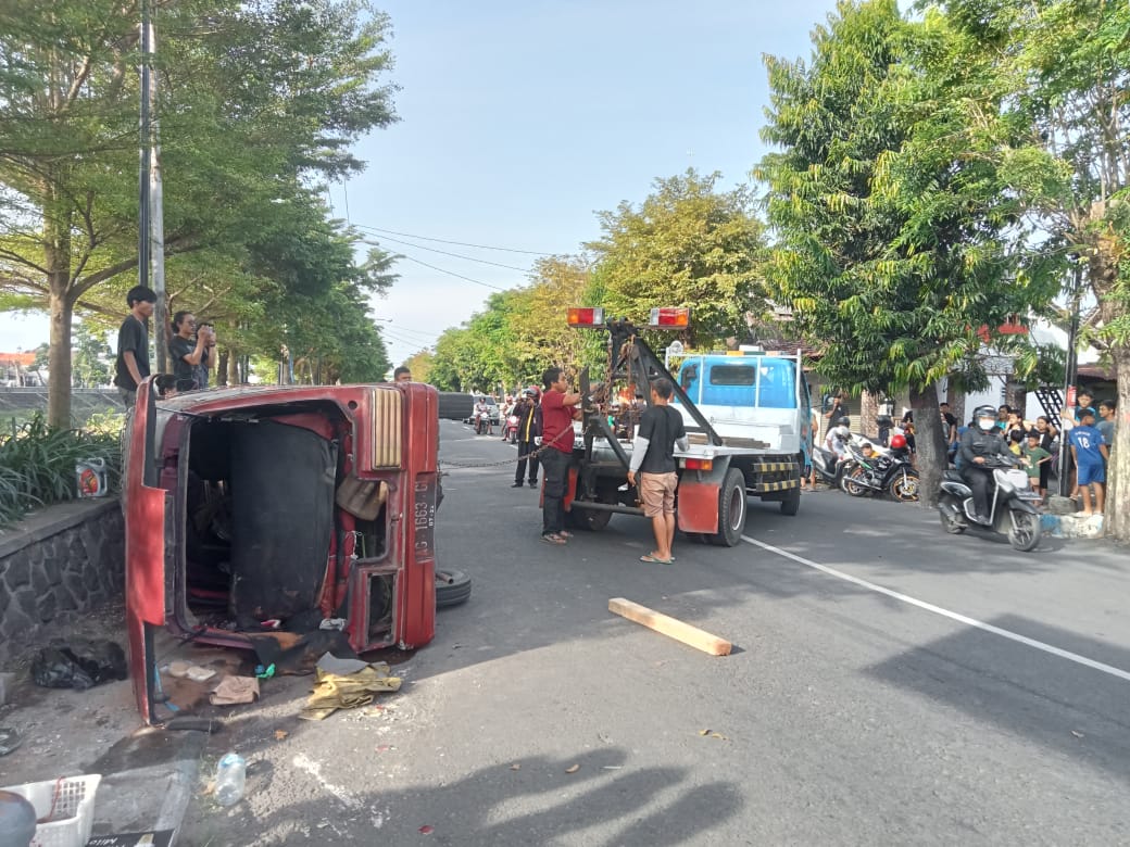 Rem Blong, Mobil Berisi Dagangan Sosis Bakar ini Tabrak Pasutri di Tulungagung