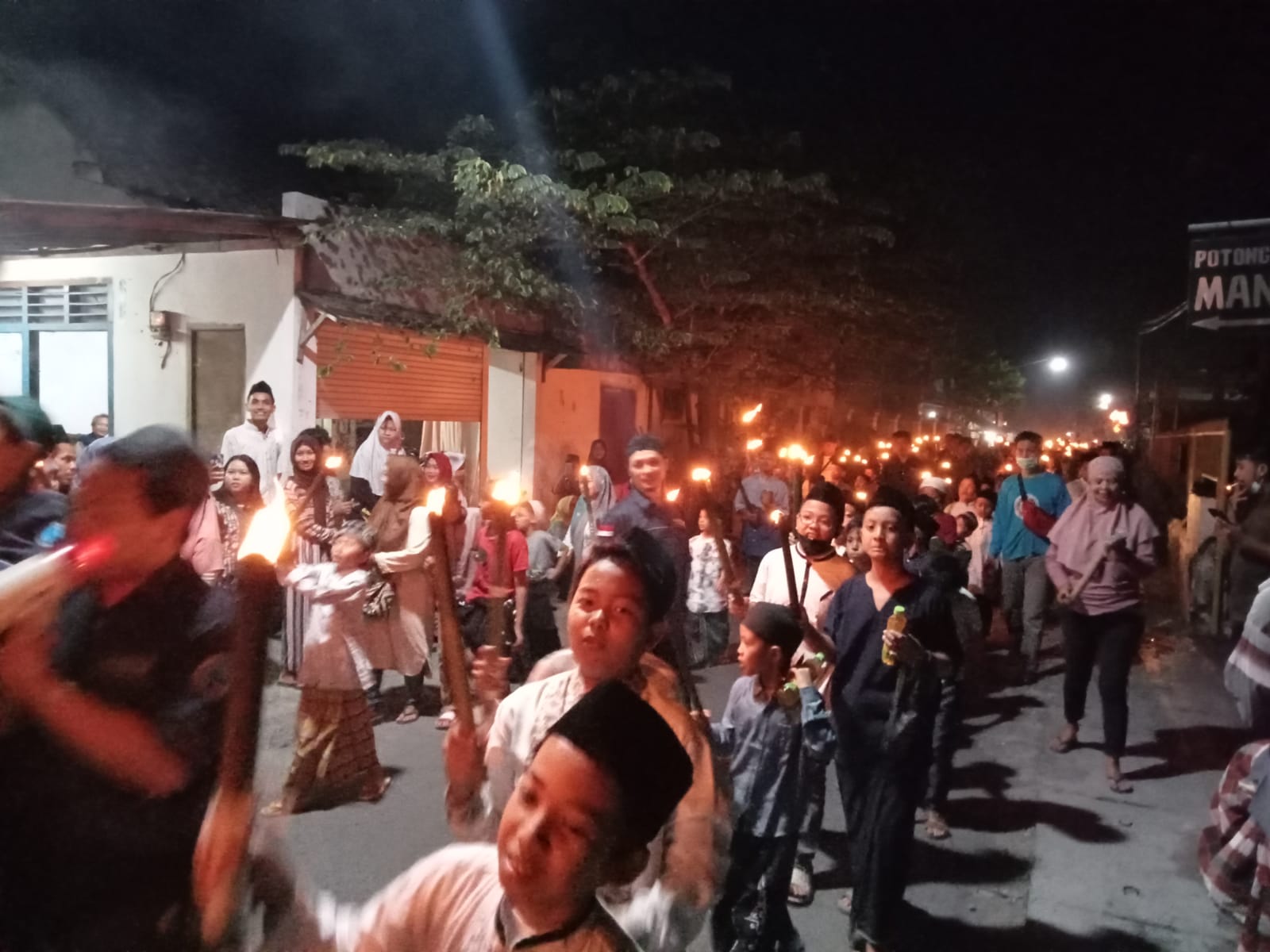 Meriah, Idul Adha Disambut dengan Pawai Oncoran di Tulungagung