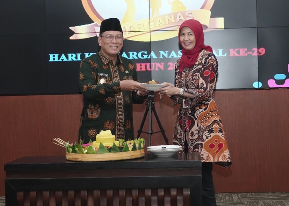 Puncak Peringatan Hari Keluarga Nasioanal, Wabup Lamongan Serahkan Penghargaan