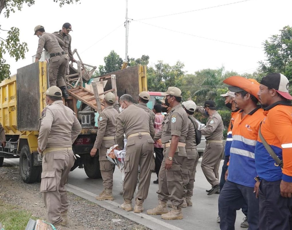 150 Personel Gabungan Amankan Penertiban Bangunan Liar di Lamongan