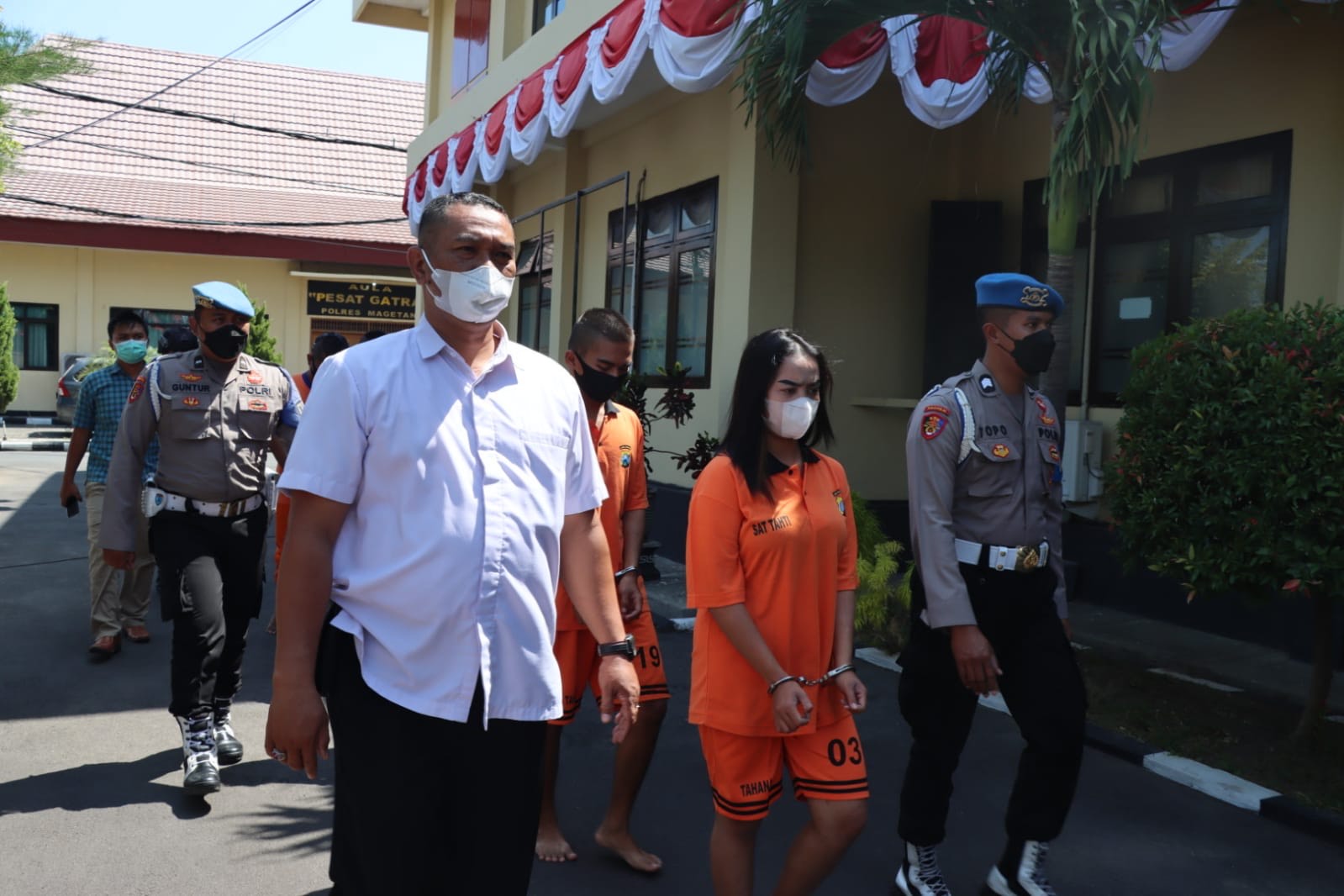 Sejoli Terekam CCTV Bobol Kotak Amal di Magetan