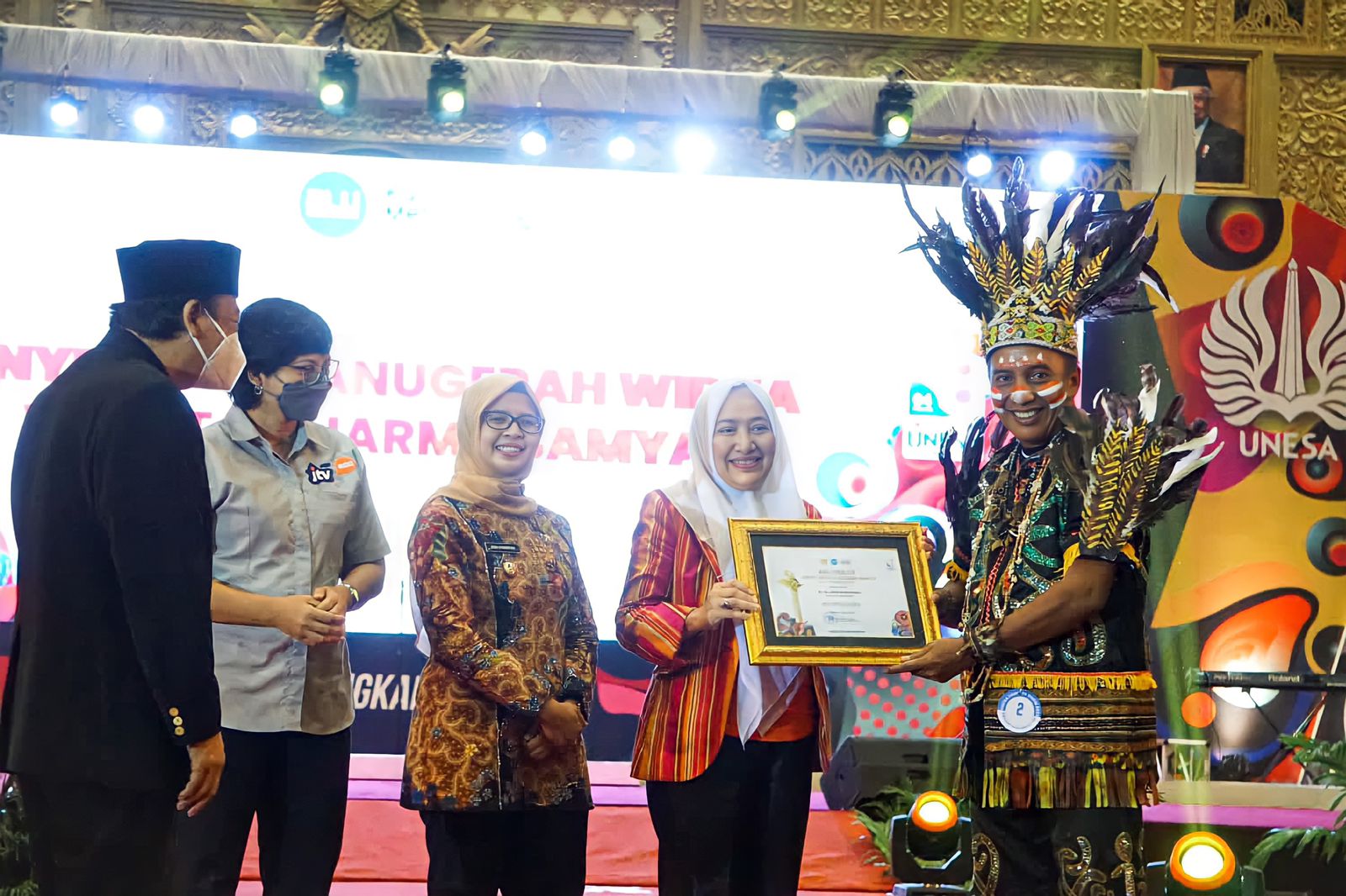 Bupati Bojonegoro Terima Anugerah Widya Wiyata Dharma Satya Dari Unesa