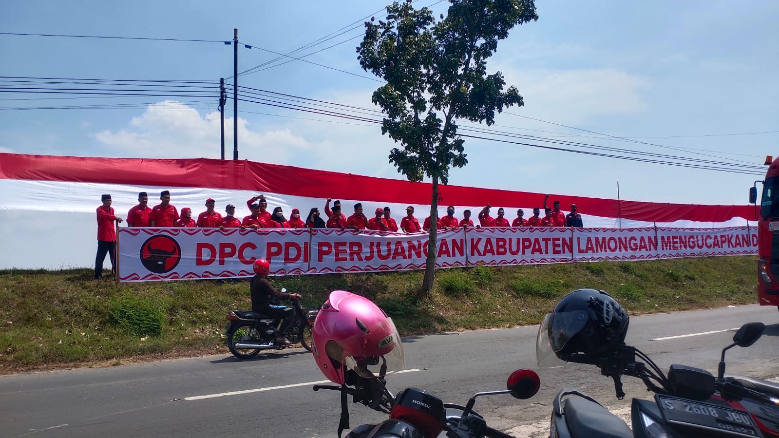Peringati HUT ke-77 RI, PDIP Lamongan Bentangkan Bendera 577 Meter di Waduk Joto