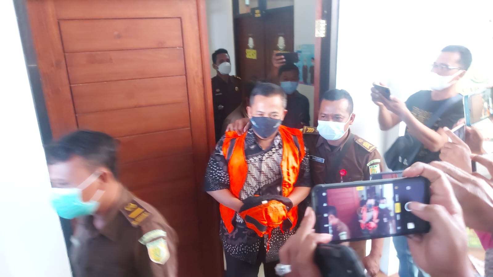 Kades Roomo Rusdiyanto Ditahan Kejaksaan Gresik Setelah Diperiksa Sebagai Tersangka Korupsi APBDes