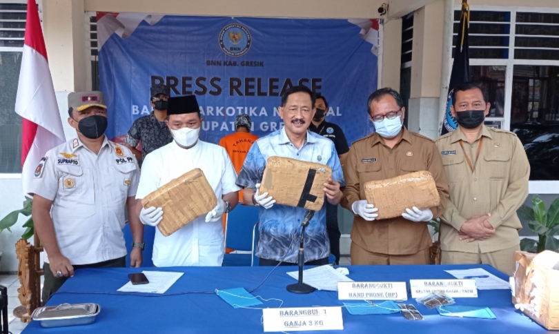 BNN Gresik Gagalkan Pengiriman Ganja 3 Kilogram, 32 Ribu Warga Gresik Terselamatkan dari Bahaya Narkotika