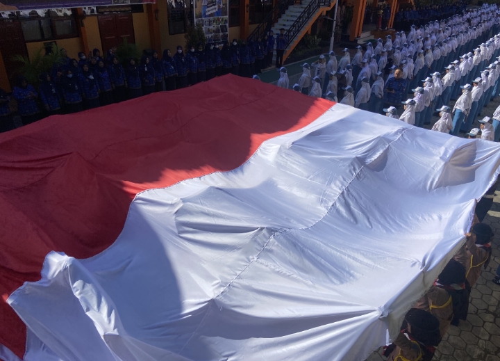 Upacara HUT RI, Pelajar SMKN 2 Ponorogo Bentangkan Bendera Raksasa