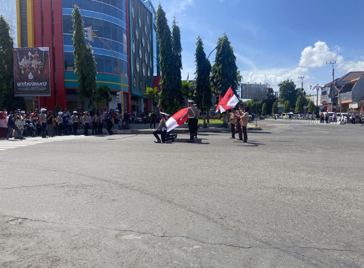 Hentikan Pengendara, Pak Polisi di Ponorogo Gelar Upacara di Jalan Raya