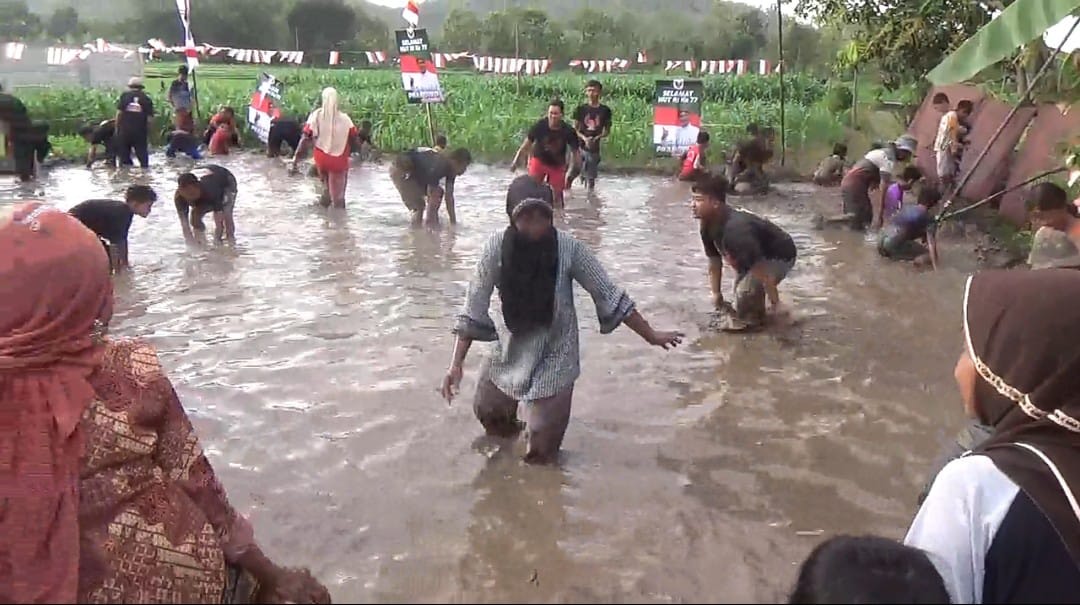 Momen HUT RI, Relawan Des Ganjar Ponorogo Gelar Perlombaan Tangkap Lele