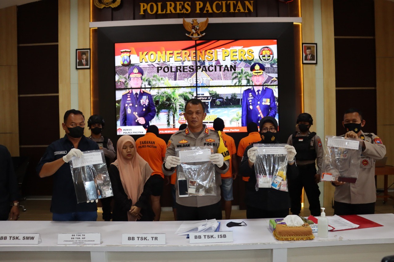 Asyik Merokok di Emperan Toko, Warga Trenggalek Langsung Diringkus Polisi