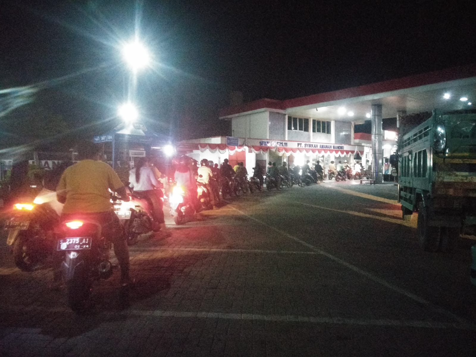 Dikabarkan Harga BBM Akan Naik, Warga Bojonegoro Berbondong Penuhi SPBU