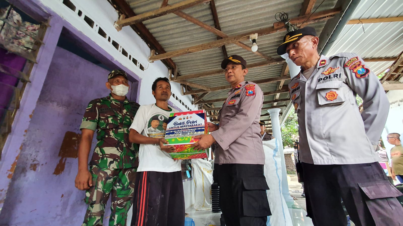 Bantu Warga Akibat Kenaikan Harga BBM, Polres Pasuruan Bagikan Paket Sembako
