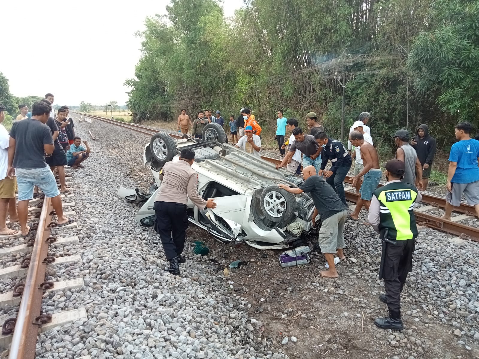 Tertabrak KA di Madiun, Mobil Agya Terbalik