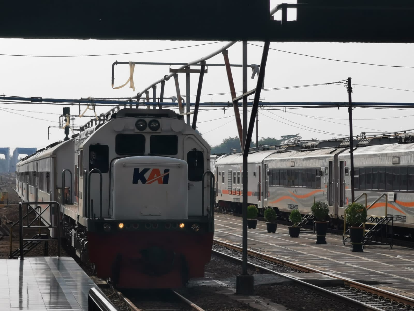 Rel Ambles Dampak Hujan, Sejumlah KA dari Bandung Alami Keterlambatan