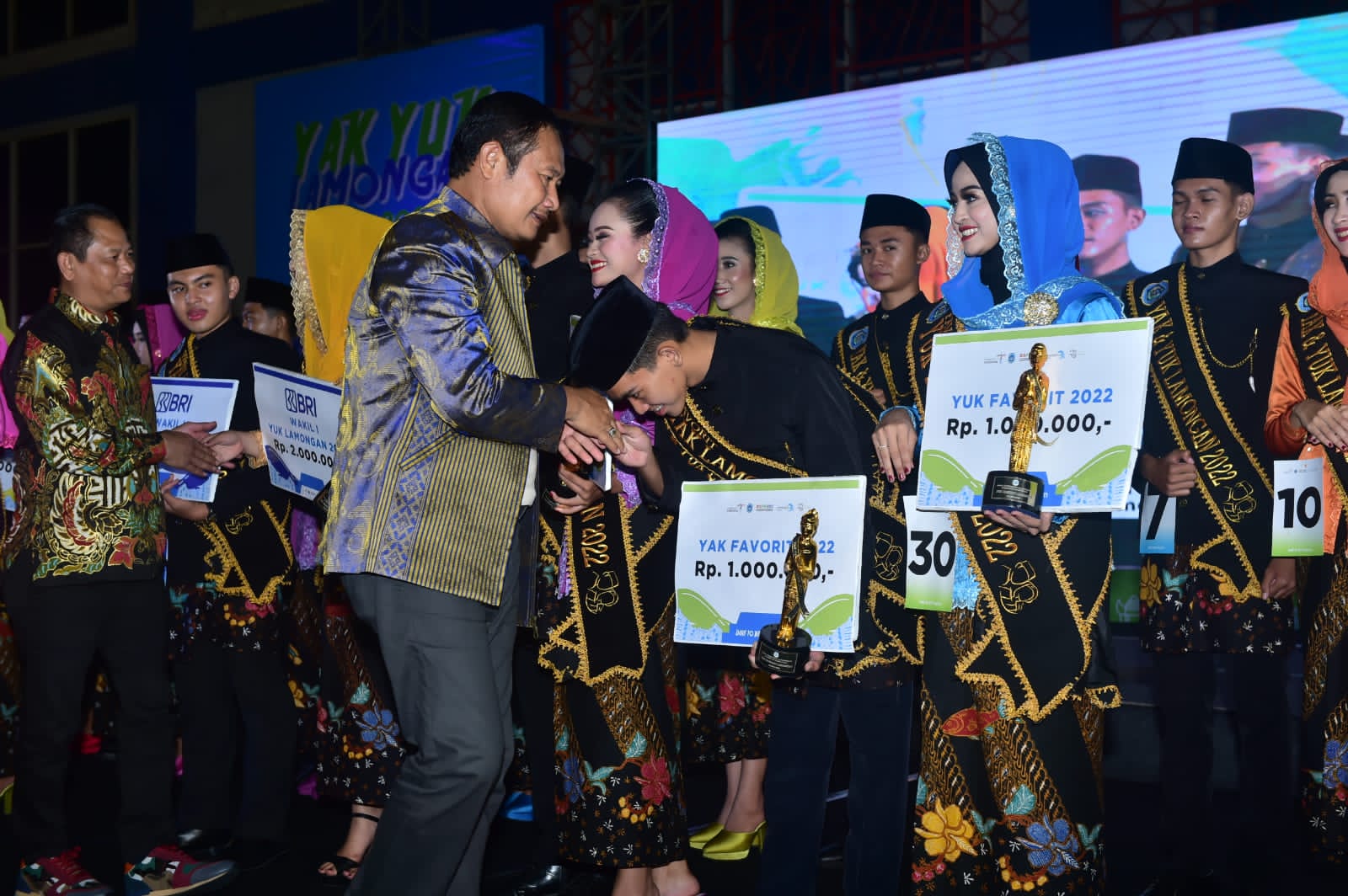 Yak Rizki dan Yuk Diyah Jadi Jawara Yak Yuk Lamongan 2022