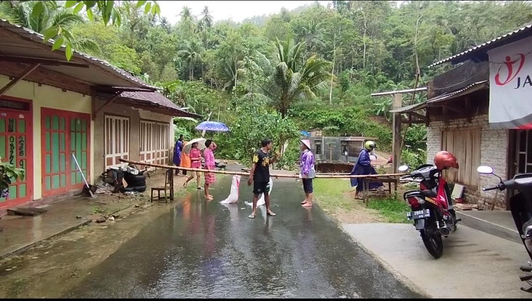 Jembatan Penghubung Ngadirojo dan Sudimoro Putus, Warga Terisolir
