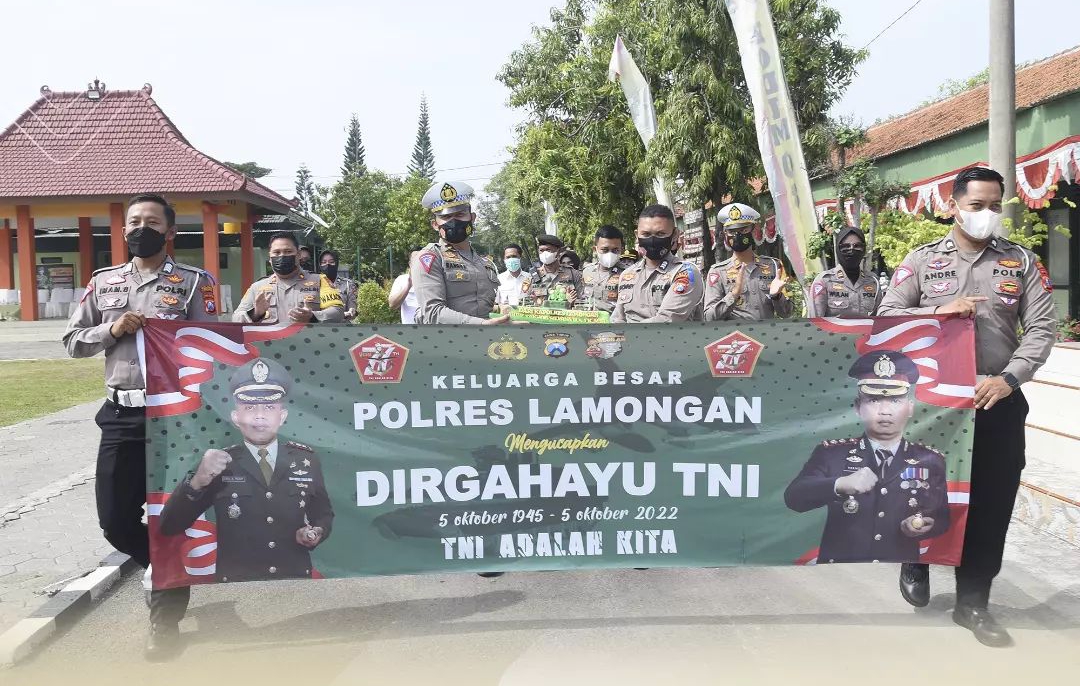 Peringati HUT ke-77 TNI, Polres Lamongan Kirim Kue Ulang Tahun