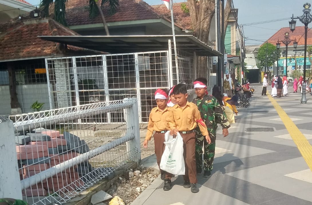 Pelajar MI Poemusgri Gresik Kampanyekan Gerakan Pungut Sampah di Bandar Grisse Pada Momen Hari Pahlawan